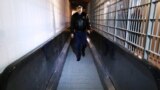 Замглавы ФСИН Олег Коршунов в коридоре петербургского СИЗО "Кресты-2", 3 декабря 2015