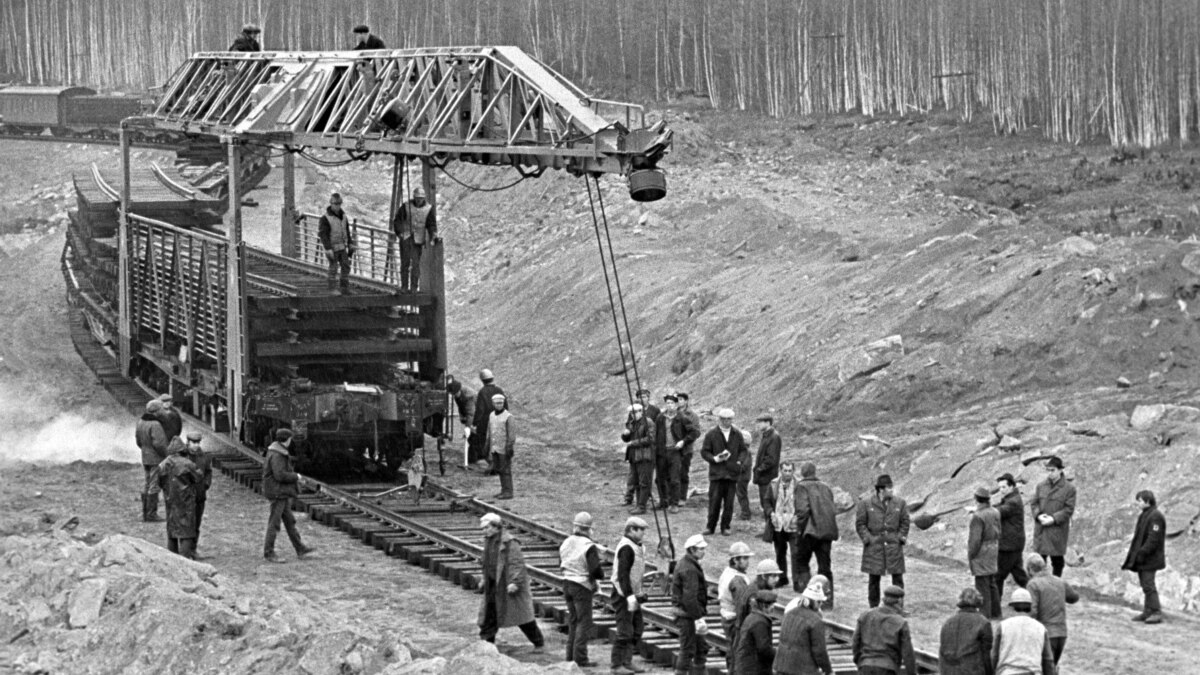 1974 железная дорога в хабаровске называлась. Великая стройка 20 века Байкало Амурская магистраль. БАМ 1972. Байкало-Амурская магистраль это в истории. Байкало-Амурская магистраль (БАМ), Красноярская ГЭС.