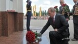 Президент России Владимир Путин во время возложения цветов к памятнику победы "Звонница" в военно-историческом музее-заповеднике "Прохоровское поле", 12 июля 2013 года