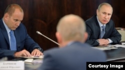 Эдуард Бендерский (слева) на встрече Владимира Путина с активистами "Народного фронта" в 2012 году. Бендерский присутствует в качестве президента Российской ассоциации общественных объединений охотников и рыболовов (Росохотрыболовсоюза)