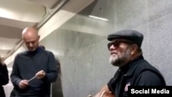 boris grebentshikov sings in Moscow metro