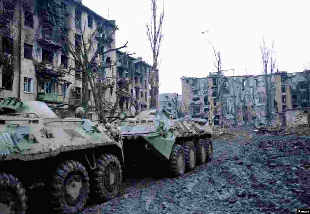 Через нескольких недель обстрелов чеченские военные отступили из Грозного&nbsp; На фото &ndash; россияне патрулируют город на бронетранспортерах
