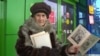 В Екатеринбурге пенсионерка на морозе продавала свои сказки за 30 рублей. Ради дочери и внучки