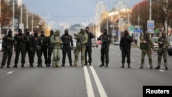 Силовики перекрыли дорогу участникам Марша против террора. Минск, Беларусь, 1 ноября 2020 года
