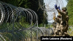 Военные сооружают заграждения на белорусско-литовской границе