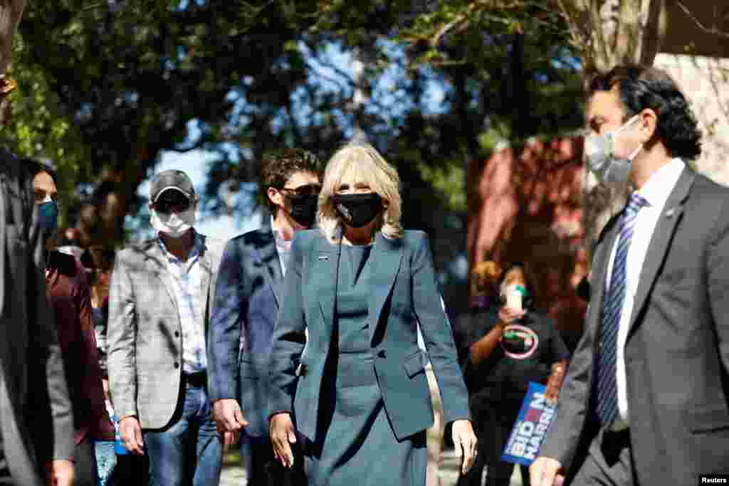 Из-за коронавируса жена Джо Байдена Джилл почти на всех предвыборных мероприятиях сопровождала мужа в маске&nbsp;