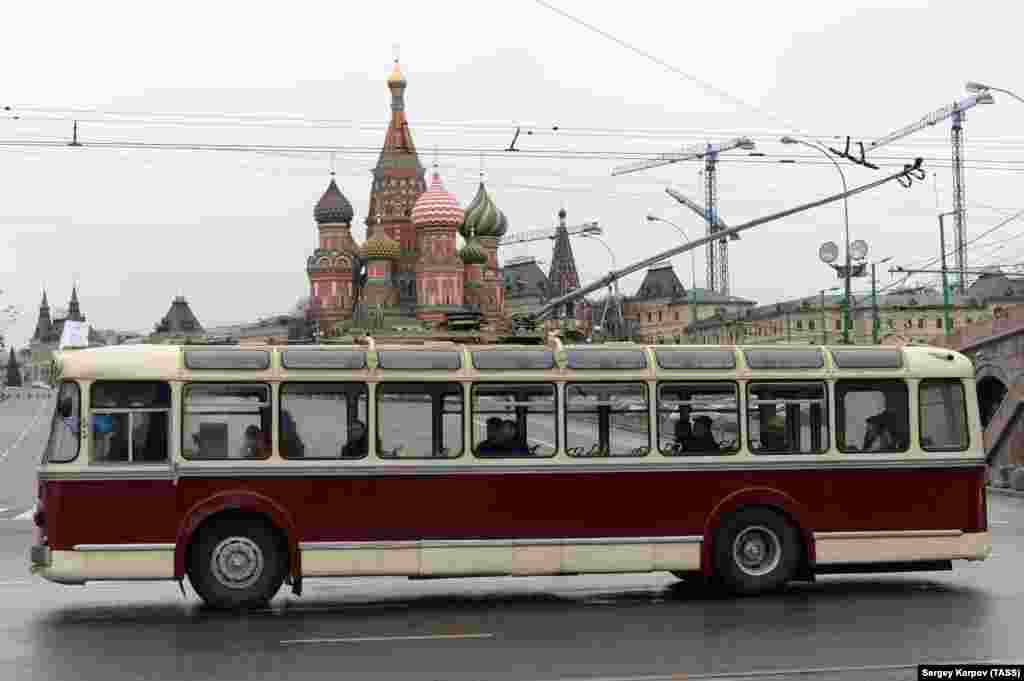 Несмотря на недостатки, троллейбус пользуется в Москве популярностью. Этот образец был сфотографирован в 2013 году на параде в честь 80-летия московского троллейбуса. Некоторые горожане инициировали кампанию, чтобы сохранить этот вид транспорта. Власти Москвы объявили о планах поэтапного отказа от троллейбуса до 2020 года. Некоторые маршруты, как сообщалось, исчезнут с улиц в этом году