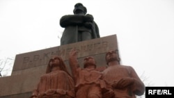 Памятник Валериану Куйбышеву в Душанбе. У постамента – фигуры, символизирующие таджикскую семью