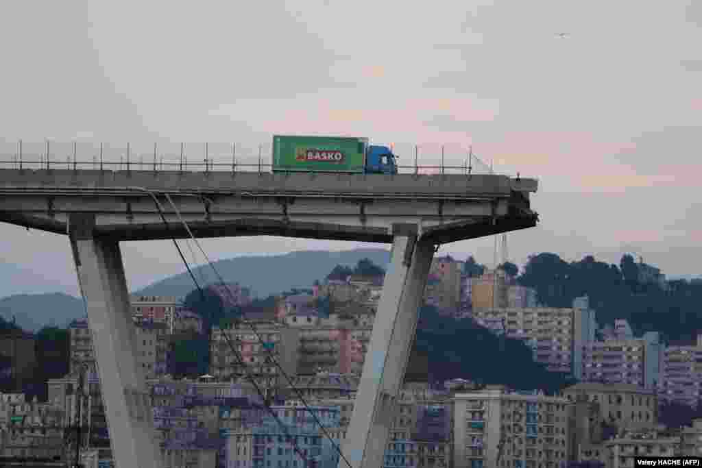 Грузовик на полуразрушенном мосту в Генуйе. Накануне там произошло сильнейшее землетрясение