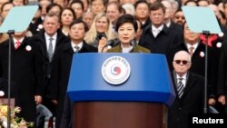 Пак Кын Хе принимает присягу на посту президента