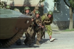 Members of an elite Russian unit advance toward the hospital in Budyonnovsk on June 17, 1995, during an assault on the building.