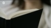 В США набирают популярность онлайн-чтения: люди просто молча читают книги перед мониторами