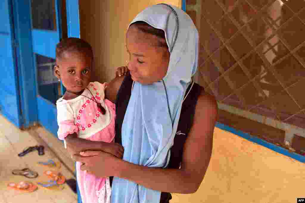 По данным UNICEF, 77% девочек из Нигера выходят замуж до 18 лет, 30% &ndash; до 15 лет. Из-за ранних браков и бедности дети, в основном девочки, не могут продолжать обучение в школах, либо вообще их не посещают. Только 52% мальчиков в Нигере посещали хотя бы начальную школу. Но лишь 23% девочек получили образование