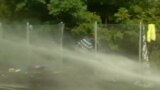 Венгерские полицейские применили водометы против мигрантов на границе с Сербией