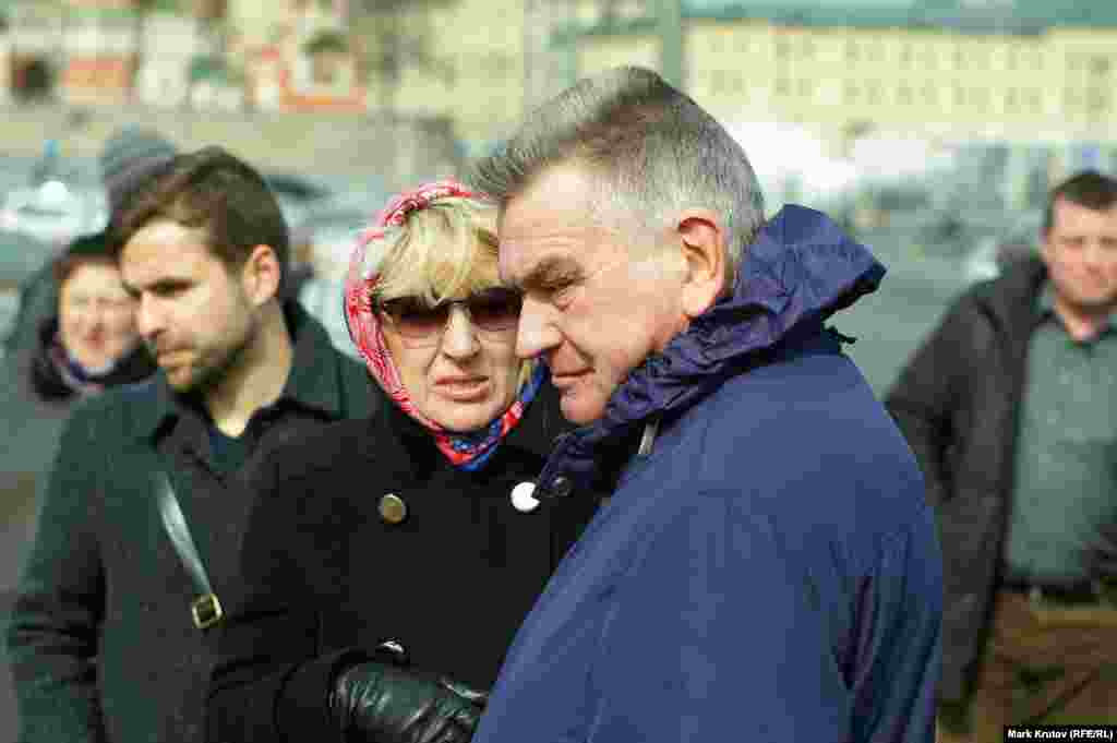 С утра около места убийства постоянно находилось несколько десятков человек, пришедших почтить память Немцова. Накануне исполнился месяц с момента совершения этого преступления