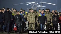 Президент Украины Петр Порошенко и освобожденные из плена украинские военные