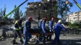 "Девочка знакомая погибла. И ее мама тоже". В Киеве проходит спасательная операция и разбор завалов после атаки России