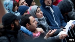 Группа беженцев возле Министерства здравоохранения и социальных отношений в Берлине. Декабрь 2015