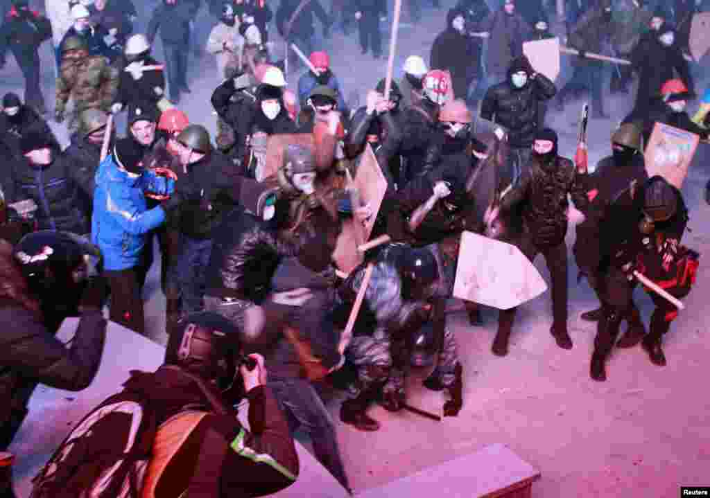 19 января. Гражданские активисты вступают в столкновения с отрядами милиции возле здания государственной администрации в Киеве