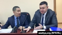 Адвокаты Ерлан Газымжанов и Аманжол Мухамедьяров перед началом судебного заседания в Есильском районном суде. Нур-Султан, 19 февраля 2020 года.