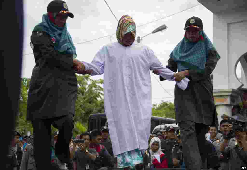 На территории Ачеха существует исламская полиция нравов, которая отслеживает женщин без платка или в обтягивающей одежде