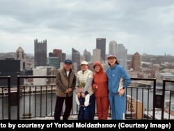 Ербол Молдажанов (справа) с родными. Фото из личного архива