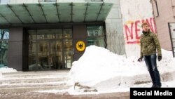8 февраля нардеп от Блока Петра Порошенко в знак протеста против высказываний посла Германии о выборах в Донбассе разрисовал фрагмент Берлинской стены, который находится у посольства Германии в Киеве