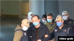 Задержанных журналистов ведут в суд. Источник: видео Hürriyet