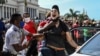"Никто не говорит, почему она арестована и надолго ли". На Кубе – сотни задержанных после антиправительственных протестов