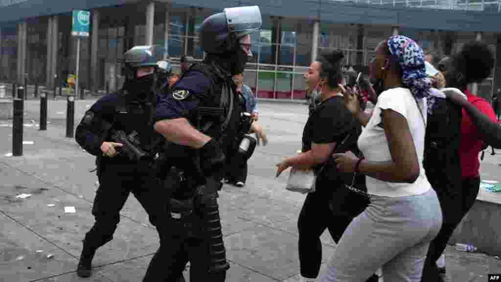 Столкновения полицейских с протестующими