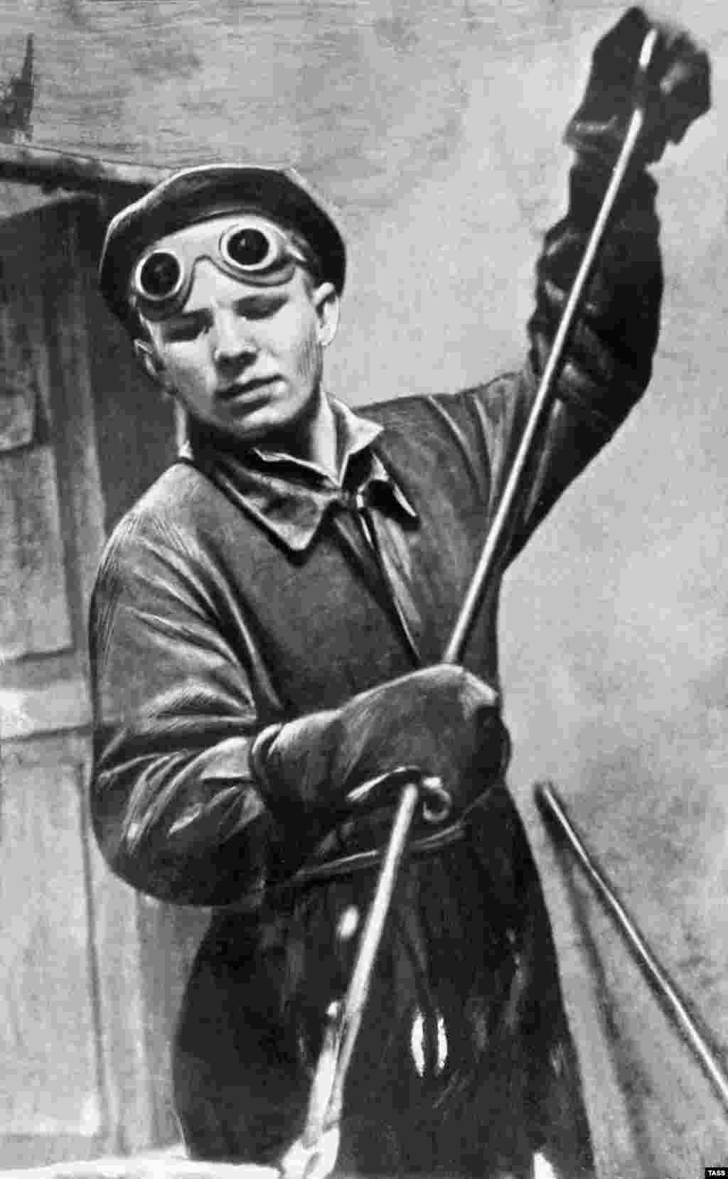 Гагарин в литейном цехе Люберецкого завода сельхозмашин, 1951 год.&nbsp;Он окончил ремесленное училище по специальности &quot;формовщик-литейщик&quot;, а затем учился в Саратовском техническом техникуме