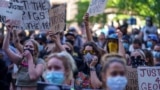 В Миннеаполисе четвертые сутки продолжаются протесты из-за гибели афроамериканца при аресте