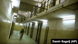 Американский военный внутри тюрьмы Абу-Грейб в Ираке