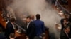В Косово депутаты распылили слезоточивый газ, чтобы сорвать голосование по границе с Черногорией 