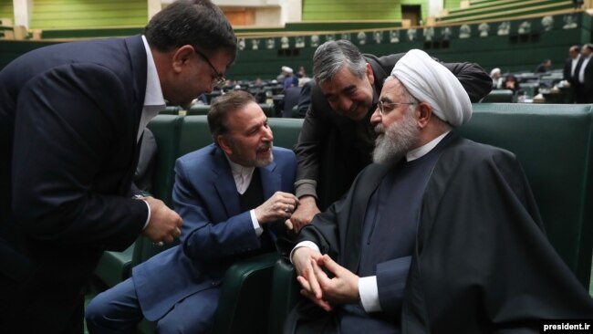 Президент Ирана беседует с членами парламента