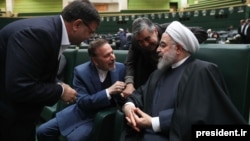 Президент Ирана беседует с членами парламента