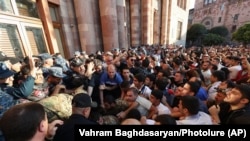 Протестующие пытаются проникнуть в здание правительства Армении в Ереване