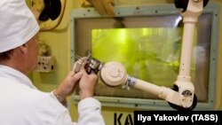 Сотрудник работает с плутонием на НПО "Маяк", Челябинск, 11 июля 2011