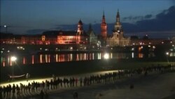 Жители Дрездена выстроились в живую цепь в годовщину бомбардировки города