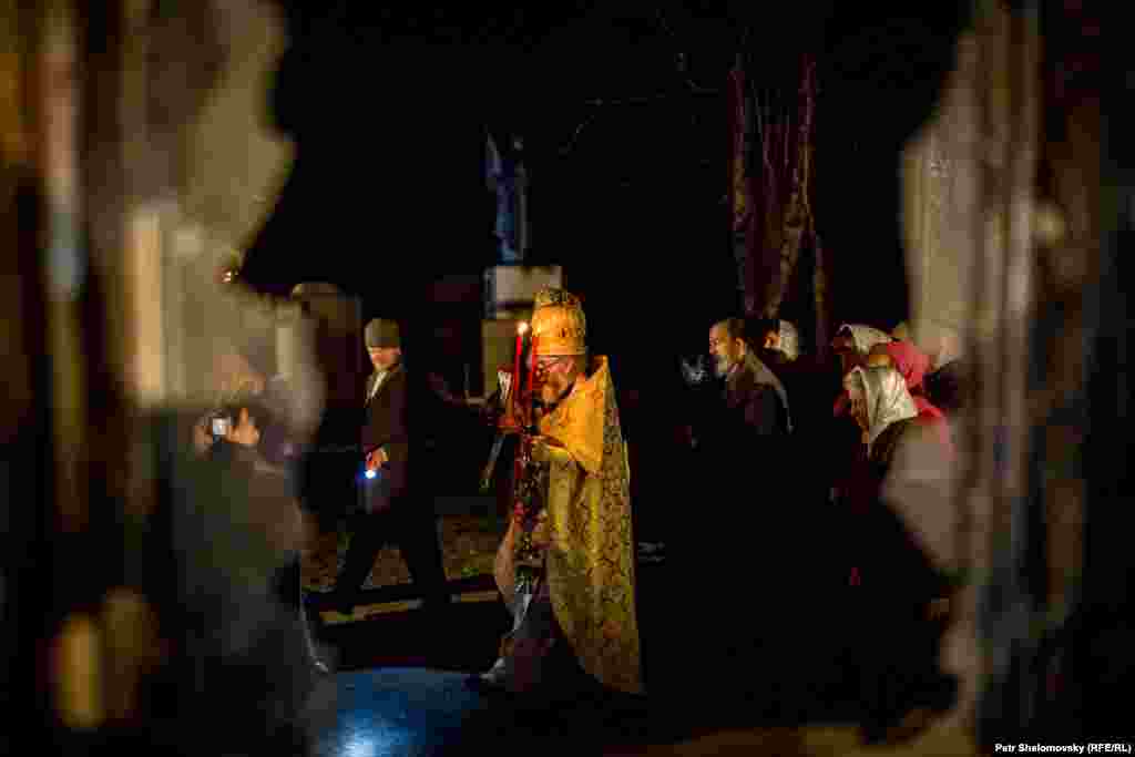 Крестный ход в праздник Пасхи вокруг разрушенного храма в Петровском районе Донецка