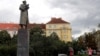 "Только не в российское посольство и не в музей тоталитаризма". Дочь маршала Конева – о том, куда перенести его памятник в Праге