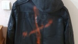 Куртка Павла, на которой силовики нарисовали крест красной краской