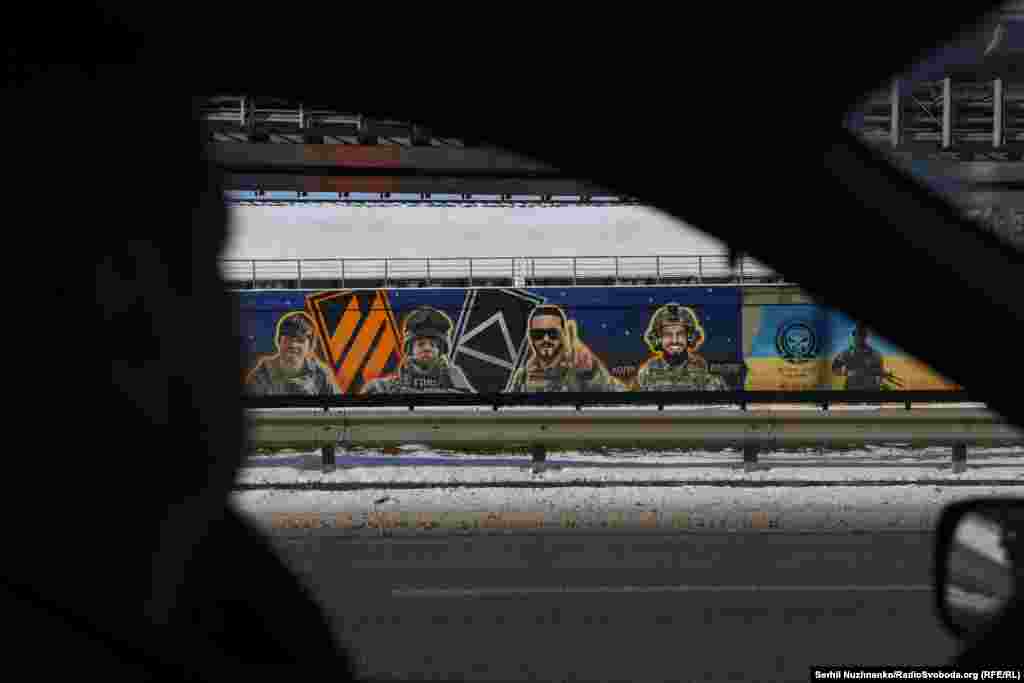 На Дарницком шоссе в Киеве можно увидеть муралы, посвященные памяти погибших защитников Украины. На одном из муралов изображены, в частности, пять бойцов противотанкового батальона 3-й ОШБр, которые отдали жизни за Родину: Владимир "Рыжий" Стариков, Александр "Тихон" Тихонец, Михаил "Тень" Мовчан, Ярослав "Холм" Холмогоров, Максим "Викинг" Тимчина