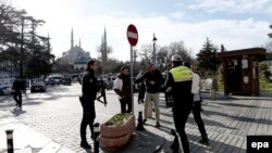 Полицейские блокируют район террористической атаки в Стамбуле в январе 2016