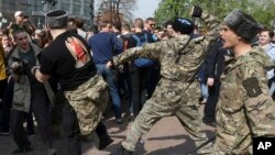 Хуторские казаки Сводной офицерской пластунской сотни на митинге 5 мая