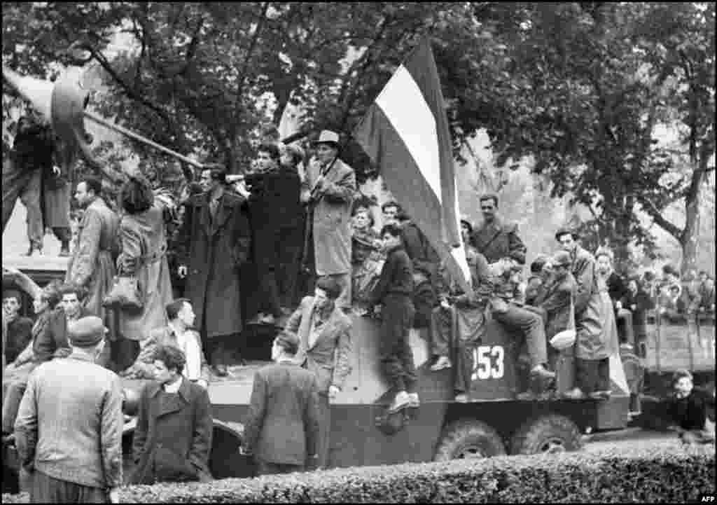 В 1956 году советские войска подавили антикоммунистическое восстание в одной из стран Варшавского договора - Венгрии. Туда было направлено свыше 30 тысяч человек