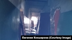Поврежденный взрывами коридор дома в Каменке