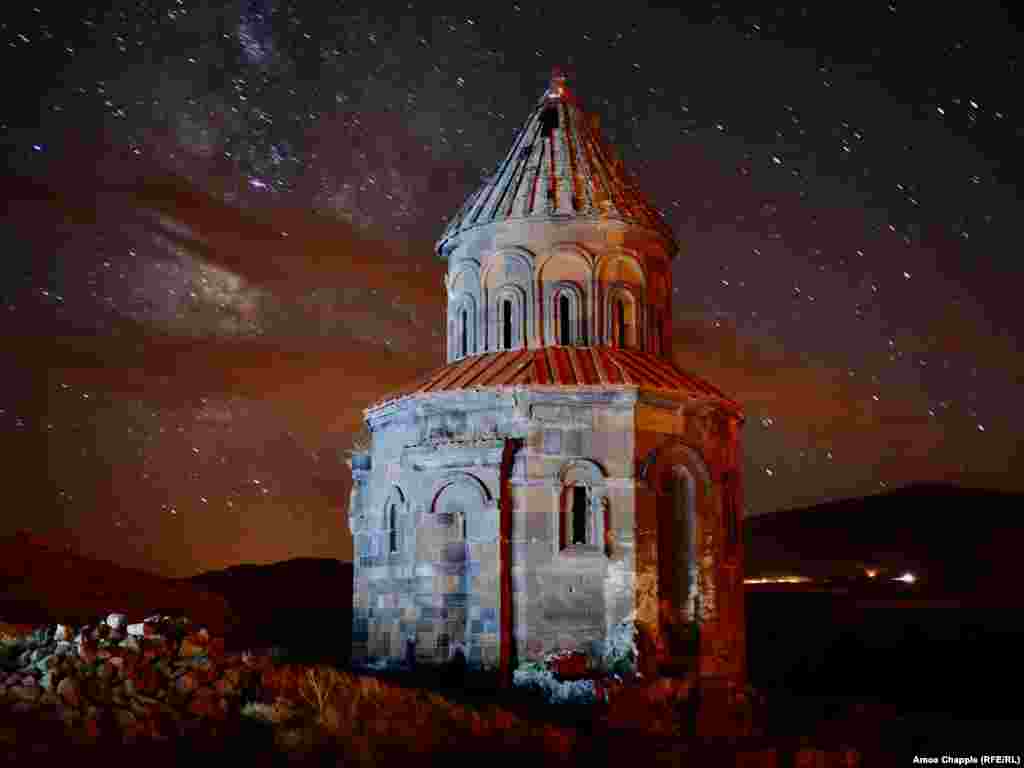 Церковь Святого Георгия в Ани, построенная из туфа в 1215 году, одна из главных достопримечательностей города-призрака. В 1998 году три гробницы, которые находились в крипте церкви, были разрушены и разграблены&nbsp;