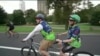 На велосипеде вслепую: зрячие велосипедисты катают незрячих по парку