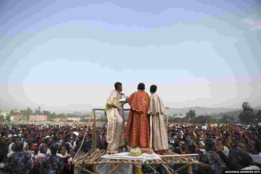Православные священники поливают прихожан святой водой из шланга, Эфиопия